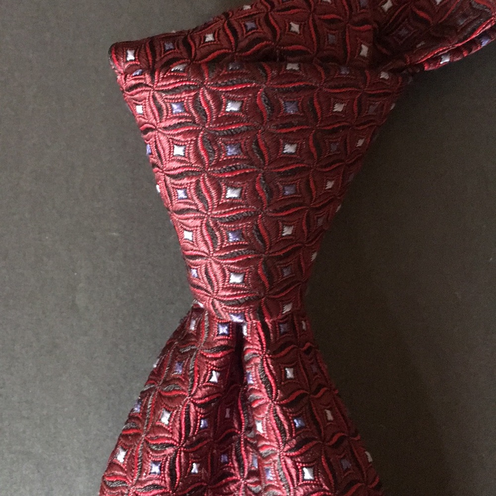 BROOKS BROTHERS BURGUNDY W/DOTTED SILK TIE
